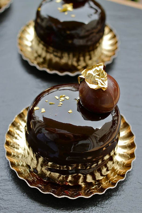 Chocolate-and-gold-min-cakes-Perfect-for-a-Oscar-or-Golden-globe-party